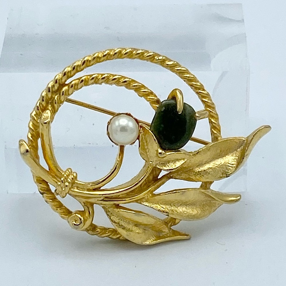 Sarah Coventry Signed Gold Plate Flower Faux Pearl Green Stone Circle Brooch Pin